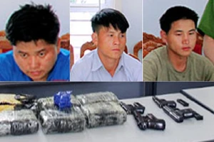 Bắt 3 người mang 4 khẩu súng cùng 36.000 viên ma túy