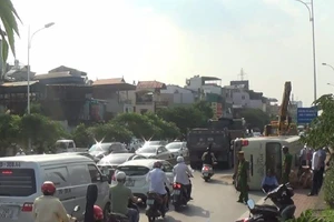 Xe khách lật giữa đường, nhiều người bị thương