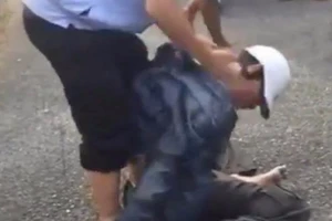 Nghi phạm cướp giật bị dân vây đánh bầm dập trên phố