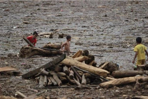 Tìm thấy thi thể cháu bé sau trận lũ kinh hoàng