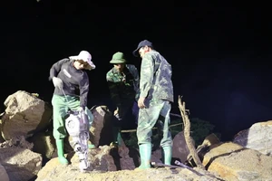 Trắng đêm phá đá, tìm nạn nhân bị vùi trong lũ