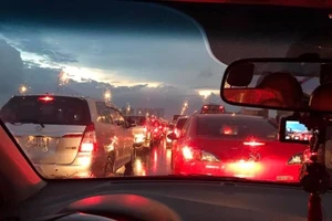 Hà Nội ngập, hàng ngàn ô tô 'chôn chân' dưới mưa tầm tã