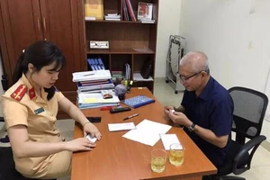 Đánh rơi ví có 20 triệu, may mắn được CSGT trả lại