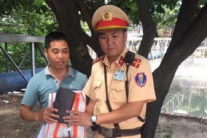 CSGT trả lại túi cho người mẹ đang lo hậu sự cho con