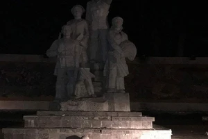 Tượng đài đổ sập trong đêm, 1 cháu bé nhập viện