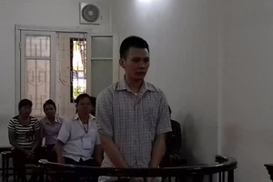 Bị phát hiện 'vụng trộm', dùng dao đâm chết tình địch