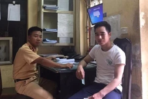 Nhặt được điện thoại, CSGT mang đi sửa rồi trả cho dân