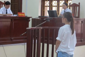 Tạm dừng xử vụ “đi tù vì làm sứt mép bàn”