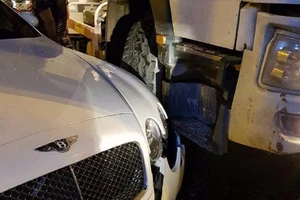 'Siêu xe' Bentley bị xe bồn tông vỡ đầu