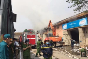 Cháy lớn, cảnh sát phải lấy nước sông Hồng dập lửa