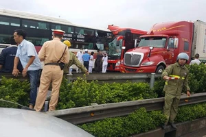 2 xe khách tông nhau, hàng chục người cấp cứu