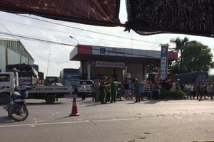 Văng sang làn ngược chiều, 3 người tử vong dưới gầm xe