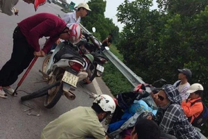 'Đinh tặc' hoành hành trên cao tốc, nhiều xe dính bẫy