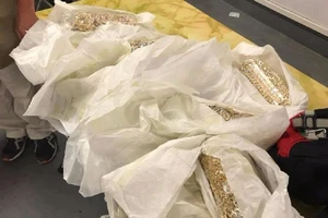 5 người quấn 30 kg vàng quanh bụng tại sân bay Nội Bài