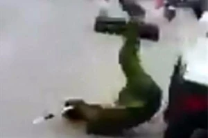 Tài xế lái xe tông ngã cảnh sát rồi bỏ chạy