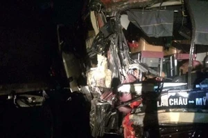 Xe giường nằm tông trực diện xe tải, 8 người nhập viện