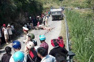 Thương tâm: 3 mẹ con tử nạn dưới bánh xe tải