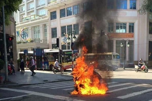 Xe Attila bốc cháy giữa phố, nữ tài xế bỏ chạy