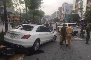 Tông hàng loạt xe, tài xế khóa cửa đợi công an