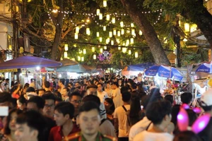 Nam thanh nữ tú Hà Nội 'toát mồ hôi' đi chơi trung thu