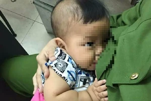 Bé trai bị bỏ rơi, được nữ cảnh sát cho bú 'cứu đói'