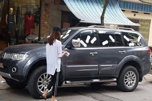 Cô gái 'đuổi' ô tô đậu trước cửa tiệm bằng chiêu độc