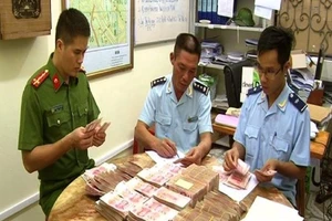 Bị kiểm tra, vứt lại thùng tiền gần 1 triệu tệ để chạy