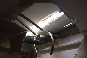 Thanh sắt rơi từ tầng 27 xuyên vào phòng ngủ