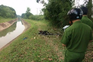 Thi thể cháy đen bên bờ kênh nghi tự thiêu