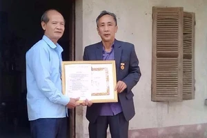 Tử tù oan Hàn Đức Long nhận huy hiệu 30 năm tuổi Đảng