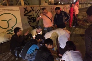 Tài xế kẹp chặt trong cabin, người đi đường hò nhau cứu