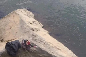 Bỏ lại quần áo, quà, thanh niên nhảy sông tự tử