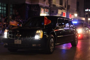 Hàng ngàn người xếp hàng chờ Tổng thống Donald Trump 