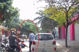 Mở cửa ô tô làm bé gái ngã nhào, tài xế chỉ đứng nhìn