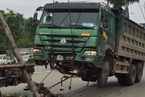 Xe tải kéo lê nạn nhân rồi cày vào vòng xuyến