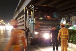 Bị CSGT phạt, tài xế cuống cuồng gọi điện người thân