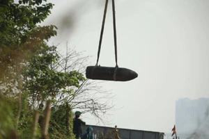 Trục vớt thành công trái bom gần chân cầu Long Biên