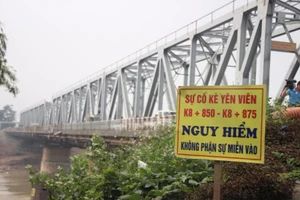 Mố cầu Đuống nứt toác, hàng chục hộ lo 'hà bá' nuốt nhà