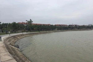 Thi thể phụ nữ khoảng 30 tuổi nổi trên hồ ở Hà Nội