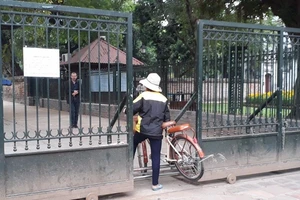 Hà Nội: Người dân thăm Văn Miếu không có chỗ gửi xe