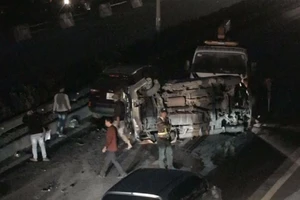 Va chạm trên cao tốc, ô tô lật nghiêng giữa đường