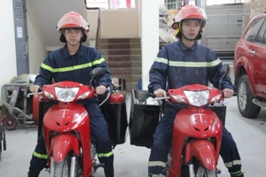Sáng tạo: Cảnh sát PCCC Hà Nội dùng mô tô cứu hỏa 