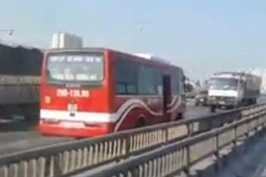 Tước GPLX tài xế xe khách đi ngược chiều đường trên cao