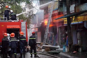 Cháy rực lầu 3, cảnh sát dùng vòi rồng dập lửa