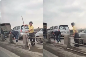 Đi sai làn, tài xế ô tô tháo cả dải phân cách để thoát