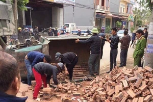 Xe công nông chở gạch bất ngờ lật, đè trúng 2 bà cháu