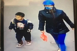 Bé trai bị bỏ lại qua đêm, không ai đến nhận