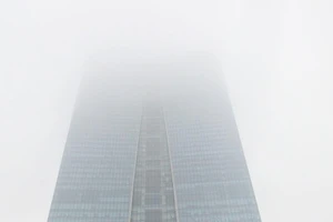 Sương mù bao phủ Hà Nội, nhà cao tầng 'mất nóc'