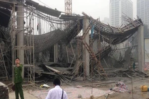 Sập giàn giáo, 6 người thương vong