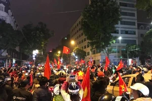 Biển người, biển cờ ở Hà Nội mừng chiến thắng U -23 VN